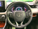 【純正革巻きステアリング】上質な革を使用することで、手にしっかり馴染みとても運転しやすいハンドルです♪