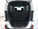 後部座席を倒せば大きな荷物も楽に積めます。