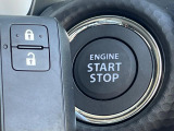 【キーレススタートシステム】カバンやポケットに入れたままでもドアの施錠・解錠が可能なスマートキーを装備。エンジンのオン・オフ時もカギを取り出す必要が無いからとっても便利です♪