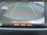 〔バックカメラ〕ギアをバックに入れると画面に自動的に後方映像が映し出され確認可能です。車庫入れなどの際に安全確認が出来て安心ですね。