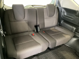 【3列目シート】しっかりした厚みの有るシートになりますので長い時間のドライブでも安心してお乗り頂けます♪