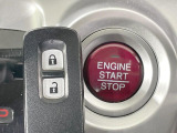 【Hondaスマートキー】カバンやポケットに入れたままでもドアの施錠・解錠が可能なスマートキーを装備。エンジンのオン・オフ時もカギを取り出す必要が無いからとっても便利です♪