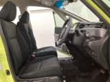 女性でも運転がしやすいように、シートの高さ調整機能(シートリフター)がついています。広い足元にゆったり座れるシートには肘掛も装備しており長距離の運転でも疲れにくいシートです。