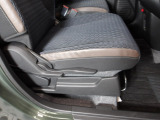 運転席にはドライバーの体型や好みに応じて前後方向だけでなく、高さの調整ができるシートリフターを装備!
