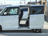 両手が塞がっていても足先をスッと入れてサッと引くだけで自動開閉する「ハンズフリーオートスライドドア(左側)」!両手で荷物や眠ったお子様を抱えていてもドアハンドルに触れずにスマートに開け閉めできます♪