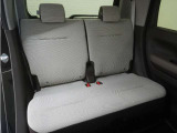 2列目シートは座面がフラットになっており、乗り降りがしやすくなっております。