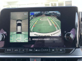 アラウンドビューモニター、駐車中の車を空から見下ろしているかのような映像で表示し、駐車をアシストします