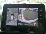 【アラウンドビューモニター】空から見下ろすような視点で、スムースな駐車と安全確認をサポートします。