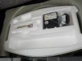 スペアタイヤレスにつき応急パンク修理キットを荷室床下に搭載しております