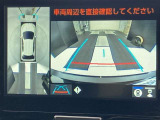 バックカメラの他に上から見下ろしたような画像が見れるアラウンド(全方位)モニター。前後左右を把握できる、すごい機能が装備されています!