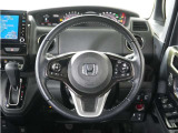 運転席と助手席は足元が繋がっているので自由に行き来しやすいので駐車場が狭いときでも助手席側からスムーズに乗り降りできて便利!