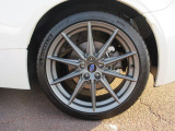 左後 アルミホイールは、カッコイイだけではなく、燃費にも影響するアイテムなんですよ!「*ホイールロックナットは展示用です」