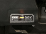 ハンドルの左下にETC2.0がついています。高速道路の料金所の通過も楽々です!。 カードの取り出しもしやすい場所についています。