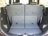 シートバックは分割可倒式ですので、乗車人数や荷物によってフレキシブルにレイアウト出来ます。