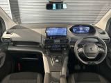 スッキリとまとめられた運転席周りで、運転を楽しくさせる内装です。