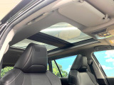 【大型サンルーフ】車内の解放感が一気に上がる大型のパノラマルーフ!季節を問わず開放的で快適なドライブをお楽しみいただけます。流通量も少なく希少価値の高い人気の装備です♪