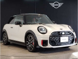 MINIのフロントグリルのデザインはイギリスで生まれた当初から、シルバーのサイドバーが折り重なった伝統的なデザインで御座います。その伝統はBMWのお車になってからでも少しずつ形を変えて守られております