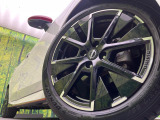【純正17インチアルミホイール】外観にマッチした純正アルミホイールを装着しております。各種社外アルミホイールや、スタッドレスタイヤも取扱いしております。是非ご相談ください♪