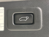 【パワーバックドア】スマートキーや運転席のボタンを押すだけでリアゲートが自動で開閉します!荷物を持っている時や、高い位置にあるバックドアを閉める際に便利な機能です♪