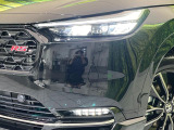 【LEDヘッドライト】悪天候や夜間走行時も良好な視界を確保し安心して運転できる高輝度LEDヘッドライトを装備!点灯速度が早く、消費電力も抑えられています。
