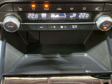 【フルオートエアコン】運転席と助手席の温度調整がそれぞれ出来るフルオートエアコン装備です。これなら暑がりなご主人、寒がりな奥様が同乗されても問題ないですね。