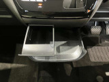 センター部には必要な時に引き出せてスマホ等が置けるトレイが付いています。更に引き出し式の収納ボックスが付いていて薄型のティッシュボックスなどが収納できて便利です