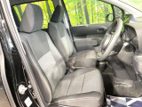 運転席まわりには十分なスペースがあり、大柄な方でもゆったり運転していただける環境です。