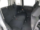 後席はコンパクトカーとは思えないほど広々とした足元スペースを確保。大人の方でもゆったりとくつろげる快適な室内空間となっています