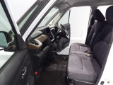 【フロントシート】座り心地の良いシートです。使用感が少なく、座面の状態も非常に良好です。足元まで丁寧に清掃されており、清潔感溢れる空間で、毎日の運転を気持ちよくスタートしていただけます。