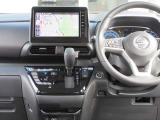すっきりした運転席周りにはナビやエアコンの操作パネルを設置しておりますので、お一人での運転でもご安心できます。