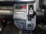 インパネシフトなので、操作がしやすく足元もすっきり!