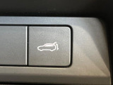 【パワーバックドア】スマートキーや運転席のボタンを押すだけでリアゲートが自動で開閉します!荷物を持っている時や、高い位置にあるバックドアを閉める際に便利な機能です♪