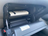 グローブボックスは二段になっているので車検証入れ以外の物も収納できます。