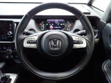 ハンドル左側にはオーディオ操作が出来るオーディオリモートコントロールスイッチ、右側にはHonda SENSINGとオートクルーズコントロールのスイッチを装備!