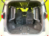後席を格納すると、これだけの広さが!シーンに合わせたシートアレンジで、大きな荷物も積むことが出来ます♪