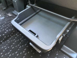 助手席下にも収納ボックスがあります。