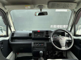 運転席・助手席エアバッグ付で、通勤にも農作業にも安心して使える一台。パワーステ装備なので、街中の運転、狭い農道や荷物を積んだ状態でもスムーズに取り回せます。仕事や農業の心強い相棒です。