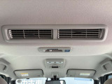 車内の空気を循環し後席まで素早く快適にしてくれるシーリングファン(プラズマクラスター搭載)♪暑い季節もムラなく涼しく、快適さがUP!エアコン前に扇風機を置くと効率が良いと言われる、あの発想ですw