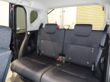 後部座席も分割スライド&リクライニングできるのでシートアレンジ自在 (^^♪