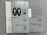 キーをバックやポケットに入れたまま、ドアリクエストキーを押すだけ開閉する、便利なインテリジェントキーが2個付いております。