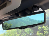 【スマートリヤビューミラー】後席の大きな荷物や同乗者で後方が確認しづらい時でも安心!カメラが撮影した車両後方の映像をルームミラー内に表示。クリアな視界で状況の確認が可能です!
