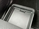 助手席シート下などたくさんの収納スペース付きです。