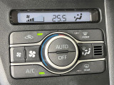 【オートエアコン】一度お好みの温度に設定すれば、車内の温度を検知し風量や温度を自動で調整。暑い&hellip;寒い&hellip;と何度もスイッチ操作をする必要はありません。快適な車内空間には必須の機能ですね♪