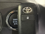 【スマートキー】カバンやポケットに入れたままでもドアの施錠・解錠が可能なスマートキーを装備。エンジンのオン・オフ時もカギを取り出す必要が無いからとっても便利です♪