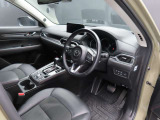 運転席のドアを開け、乗り込む際のイメージです。足元には、純正のゴムマットが敷かれています。