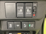 両側電動スライドドアは運転席から操作ができるよう、操作スイッチが付いています。Hondaセンシング用のVSA(ABS+TCS+横滑り抑制)解除とレーンキープアシストシステムなどのスイッチがあります。