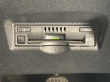【ETC】有料道路を利用する際に料金所で停止することなく通過できる、ETC車載器(ノンストップ自動料金収受システム機器)が装備されています。セットアップを行うことで利用可能になります。