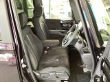 フロント広々、ベンチシートの運転席は、ハイトアジャスターが付いているので、快適にドライブができます。ハンドルはチルトステアリングで、ハンドル位置を上下に調節できます。