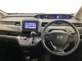車内は光触媒抗菌消臭施工済です。インパネ周りはスタイリッシュなデザインです。グローブボックスやカップホルダーのほかにトレーなどたくさんの収納スペースが付いています。