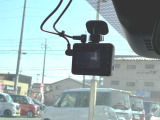 万が一の瞬間も、ドラレコがあれば安心。事故やトラブル、あおり運転の記録をしっかり残してくれるから、後の手続きもスムーズに。映像で残せる安心はドライバーにとって何よりの心の支え。安全運転の新常識です。